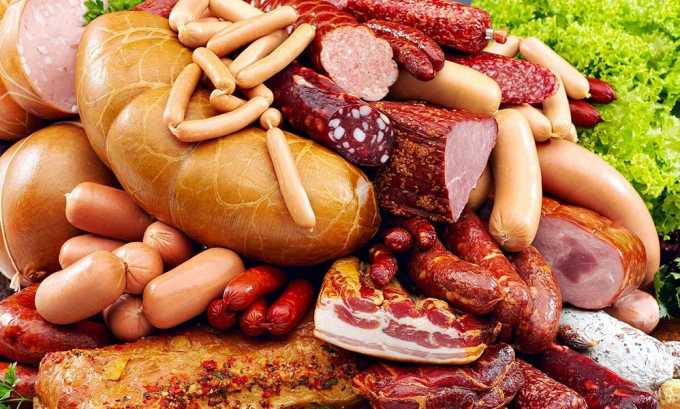 В список противопоказанных продуктов при геморрое включают копчености