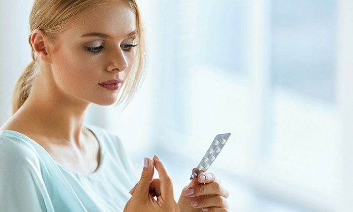 Дополнительно для лечения болезни назначают таблетки, которые тонизируют сосуды и снимают спазм мышц